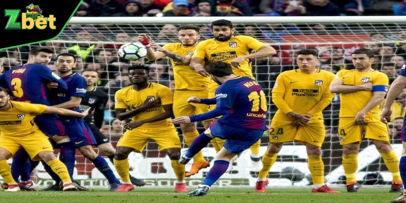 Một cú đá phạt có hiệu lực phải trải qua một lần chạm vào cầu thủ khác